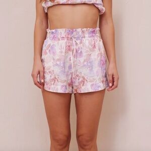 BELLA DAHL RUFFLE WAIST LINEN SHORT - PEACH JARDIN PRINT  size medium